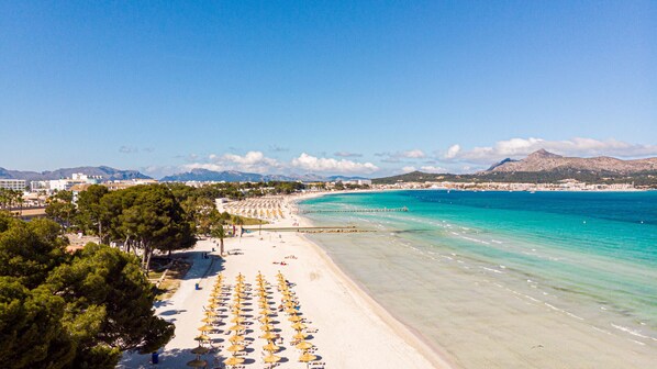 Una spiaggia nelle vicinanze