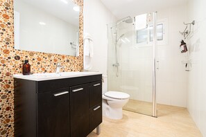 Badewanne, Haartrockner, Handtücher