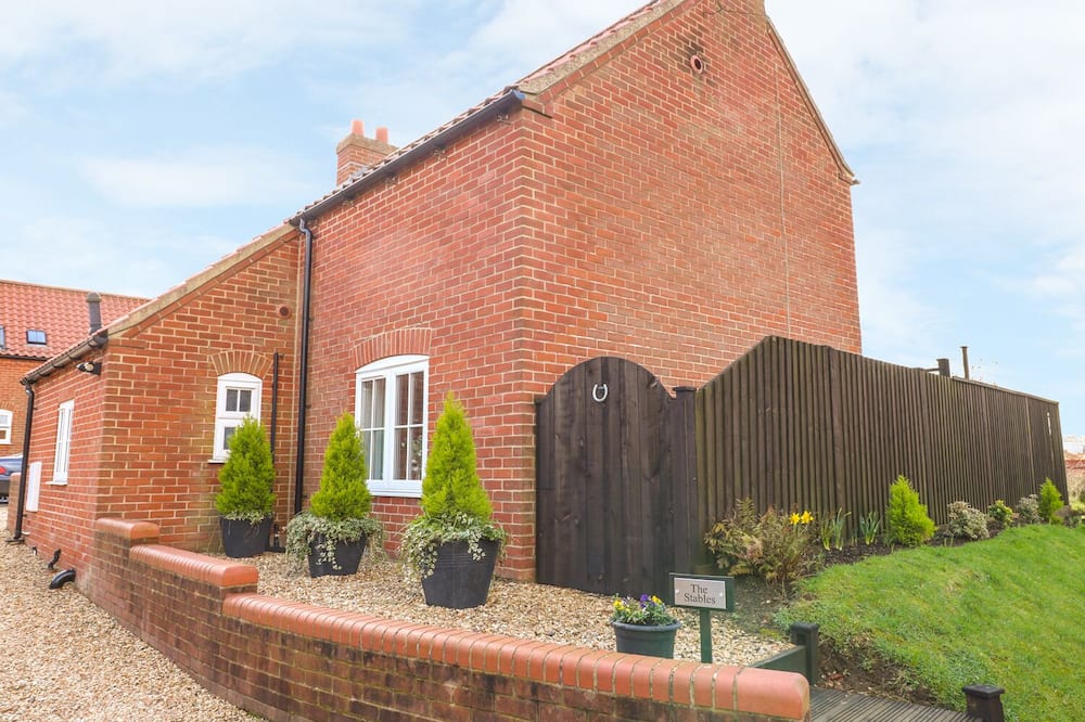THE STABLES, pet friendly, with a garden in Horncastle