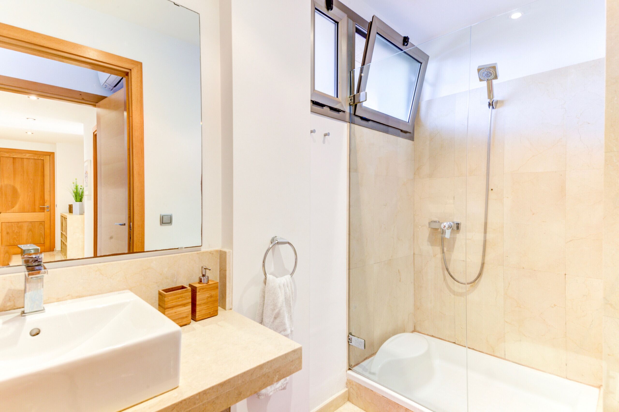 Banheira, secador de cabelo, toalhas de banho 