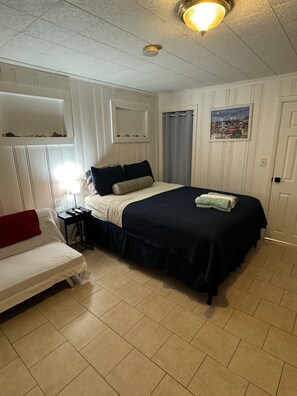 1 bedroom, free WiFi, bed sheets - Private Motel Room at North Beach! Walk across the street to the beach! (Hampton)