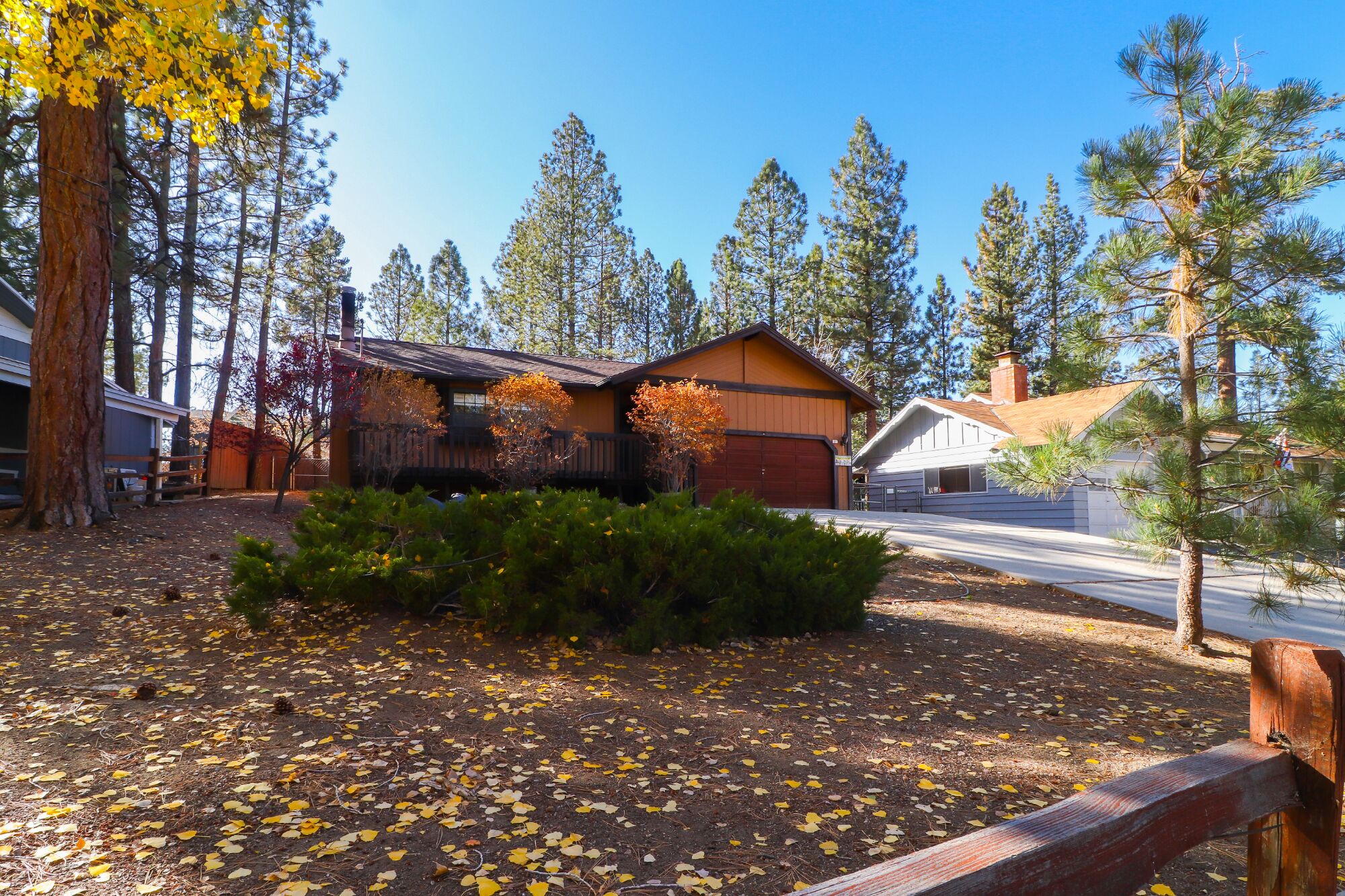 Caramel Cabin by Destination Big Bear : Fenced Backyard for Pets! Propane Grill! Great Central Location!