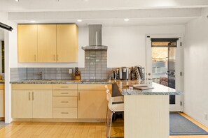 Fridge, oven, stovetop, coffee/tea maker