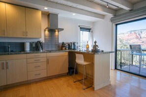 Frigorifero, forno, piano cottura, macchina per tè/caffè