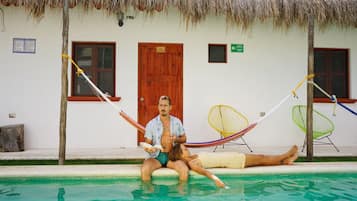 Alberca al aire libre y camastros