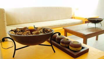 Suíte superior, 2 quartos, cozinha americana | Área de estar | TV de tela plana 32 polegadas com canais a cabo, TV, Netflix