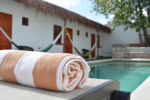 Utomhuspool och solstolar
