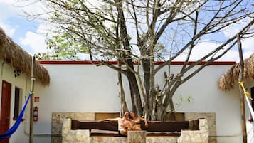 Piscina all'aperto, lettini
