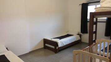 Basic Apartment | Desk