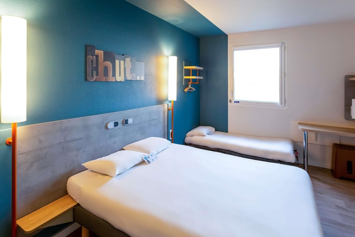 Chambre, 1 lit double, accessible aux personnes à mobilité réduite | Bureau, espace de travail pour ordinateurs portables