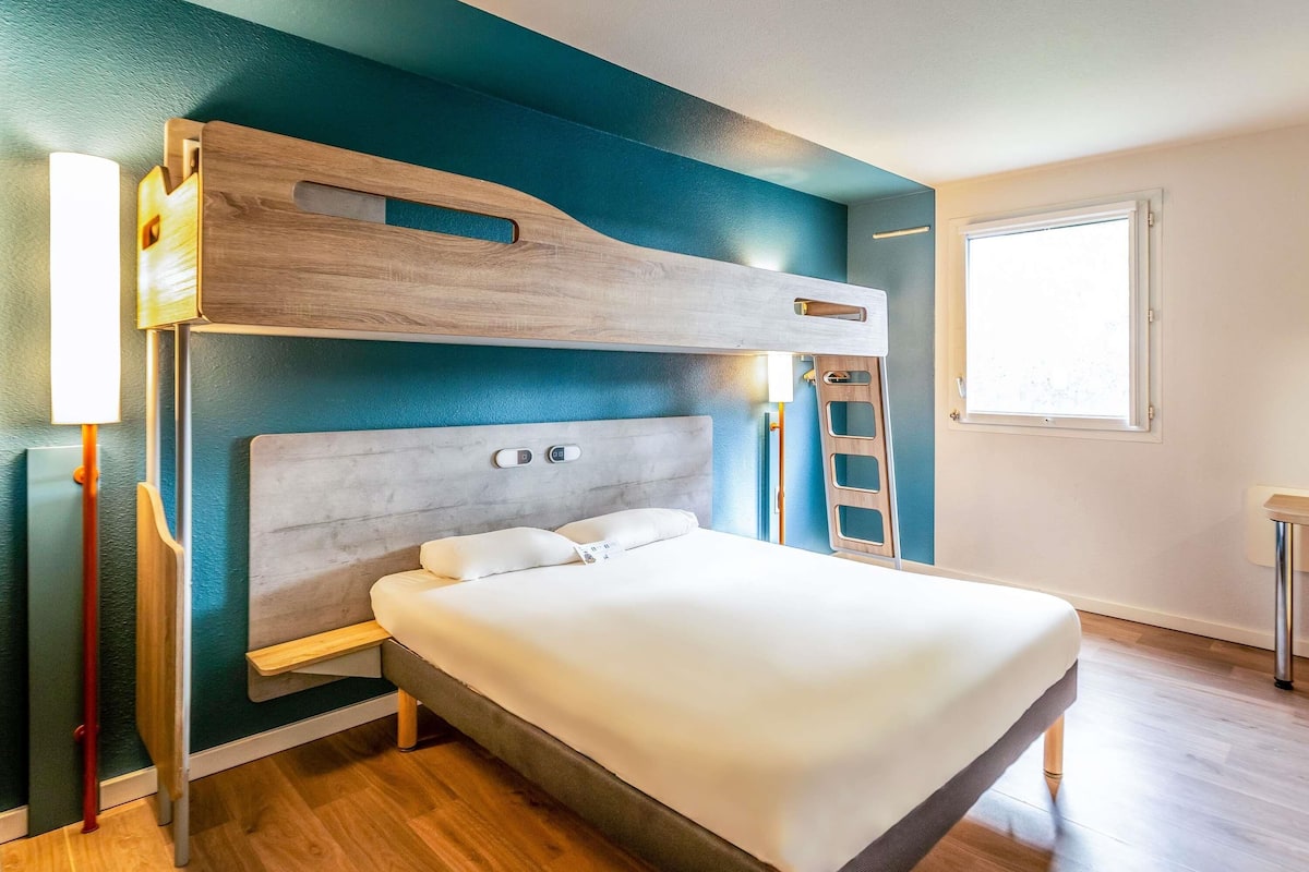 Chambre triple, Plusieurs lits | Bureau, espace de travail pour ordinateurs portables