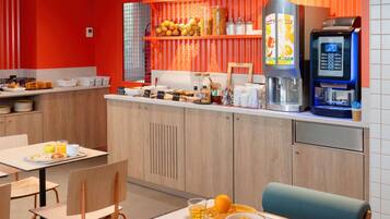 بوفيه فطور يوميًا بتكلفة قدرها (9.9 EUR للشخص)