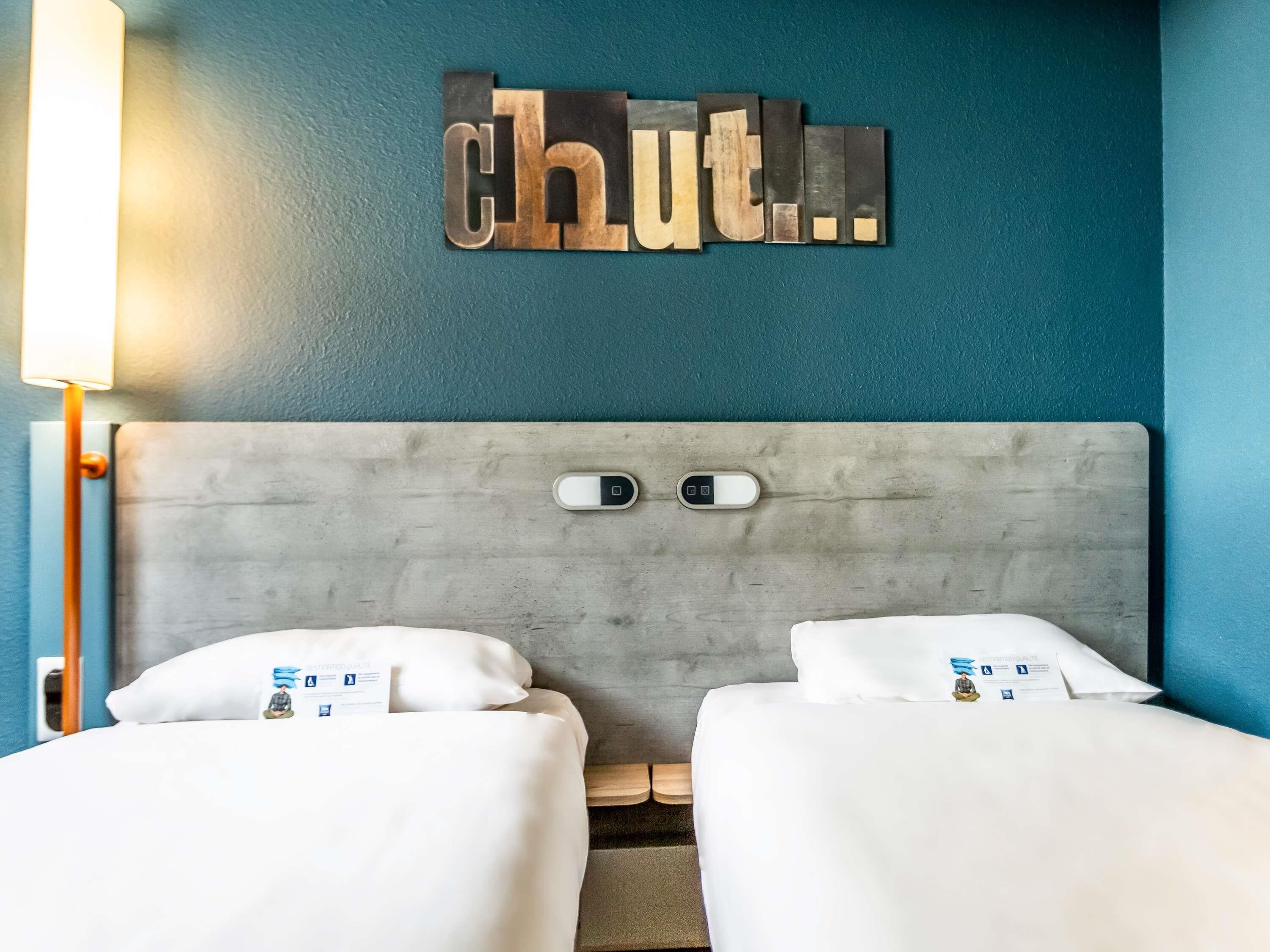 Kahden hengen huone (kaksi sänkyä), 2 yhden hengen sänkyä | Työpöytä, kannettavalle tietokoneelle sopiva työtila, äänieristys