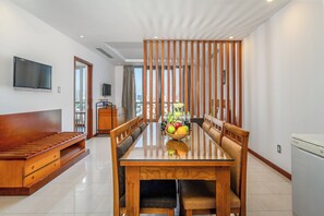 Deluxe-Apartment, 3 Schlafzimmer, Balkon, eingeschränkter Meerblick | Wohnbereich | 42-Zoll-LCD-Fernseher mit Kabelempfang, Fernseher