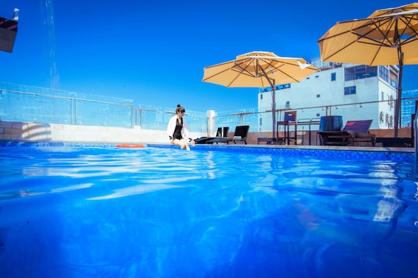 Una piscina al aire libre (de 05:00 a 18:00), sombrillas, tumbonas