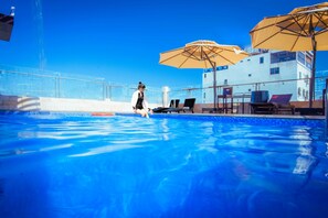 Außenpool, geöffnet von 05:00 Uhr bis 18:00 Uhr, Sonnenschirme
