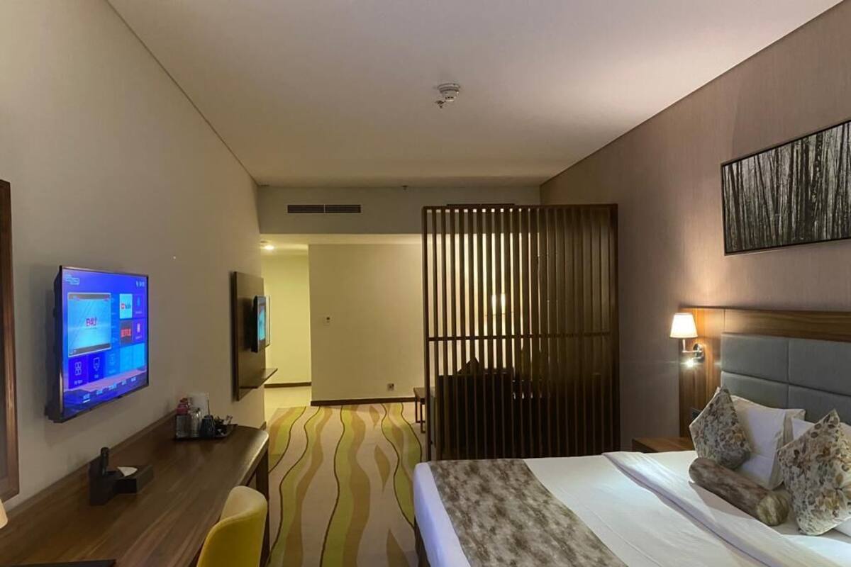 Junior-studiosuite | Minibar, pengeskab på værelset, individuelt design, skrivebord