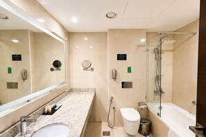 Superior Twin Room | Bathroom - Jacob's Garden Hotel (Dubai)