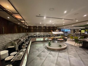 Daily buffet breakfast for a fee - Jacob's Garden Hotel (Dubai)