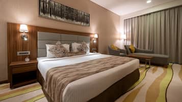 Superior Studio Suite | Minibar, in-room safe, individually decorated, desk