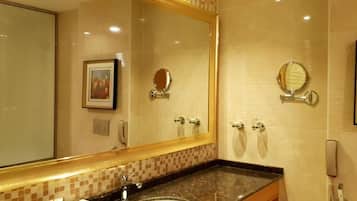 Kamar Double Deluks | Kamar mandi | Bathtub besar, pengering rambut, sandal, dan handuk
