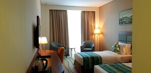 ミニバー、セーフティボックス (室内)、客室ごとに異なる装飾、デスク