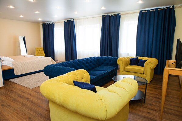 Grand Double Room | Blackout curtains, rollaway beds, free WiFi, bed sheets - Park-Hotel Country (Sestroretsk)