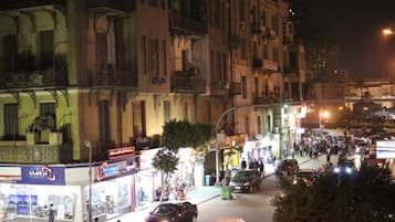 Fachada de la propiedad por la tarde o noche