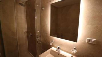 Komfortbadewanne, Regendusche, kostenlose Toilettenartikel, Handtücher