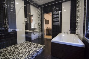 Premium Double Room, 1 Katil Raja (King), Non Smoking, Balcony | Bilik Mandi | Tab mandi rendaman dalam, kelengkapan dandanan diri percuma 
