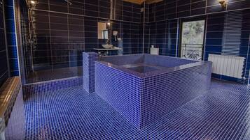 Deep soaking tub, free toiletries, hair dryer, slippers