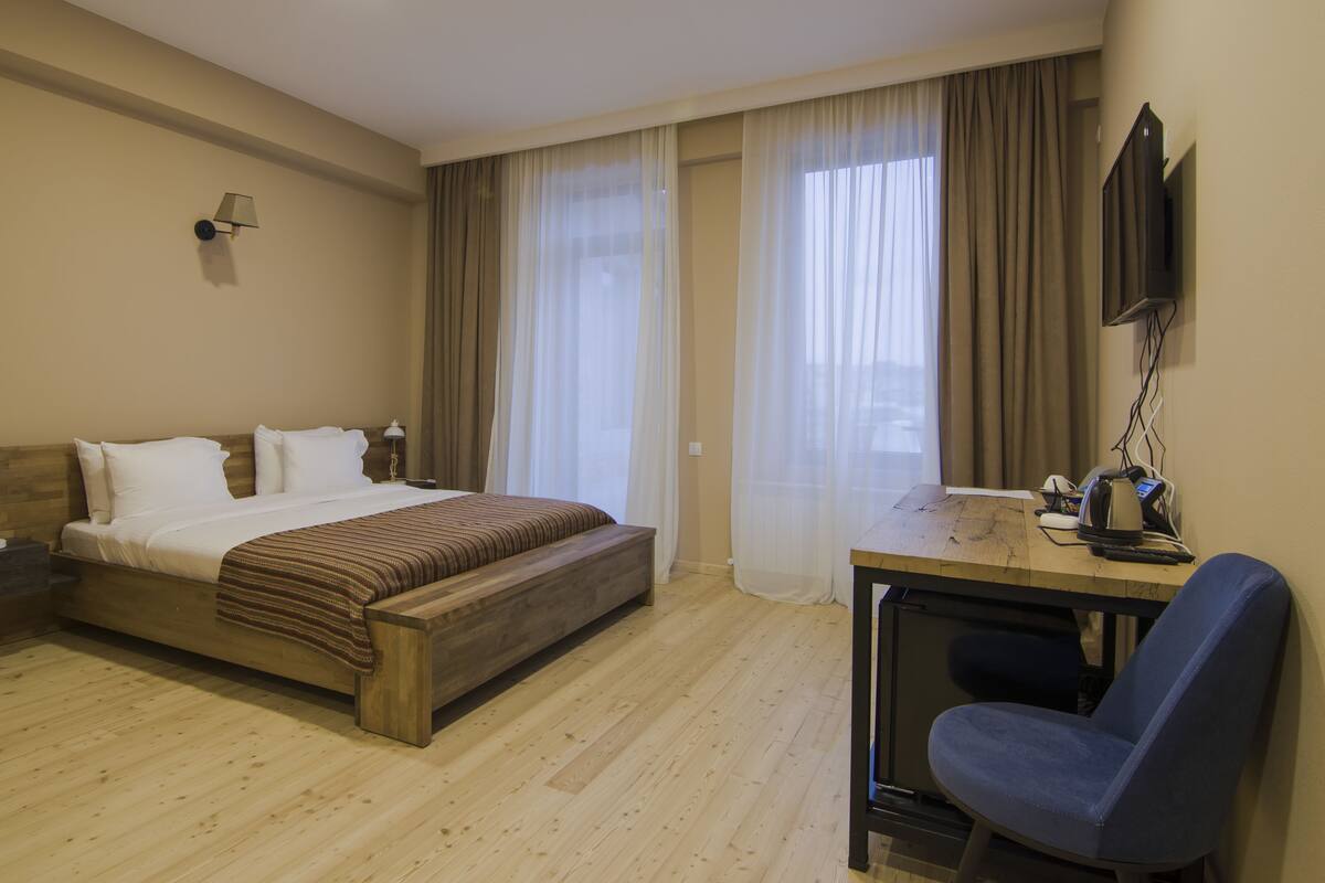 Chambre Prestige double, 1 très grand lit, non-fumeur, balcon | Draps en coton égyptien, literie de qualité
