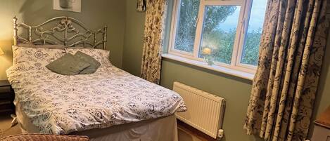 Classic Double Room | 1 bedroom, laptop workspace, blackout drapes, iron/ironing board