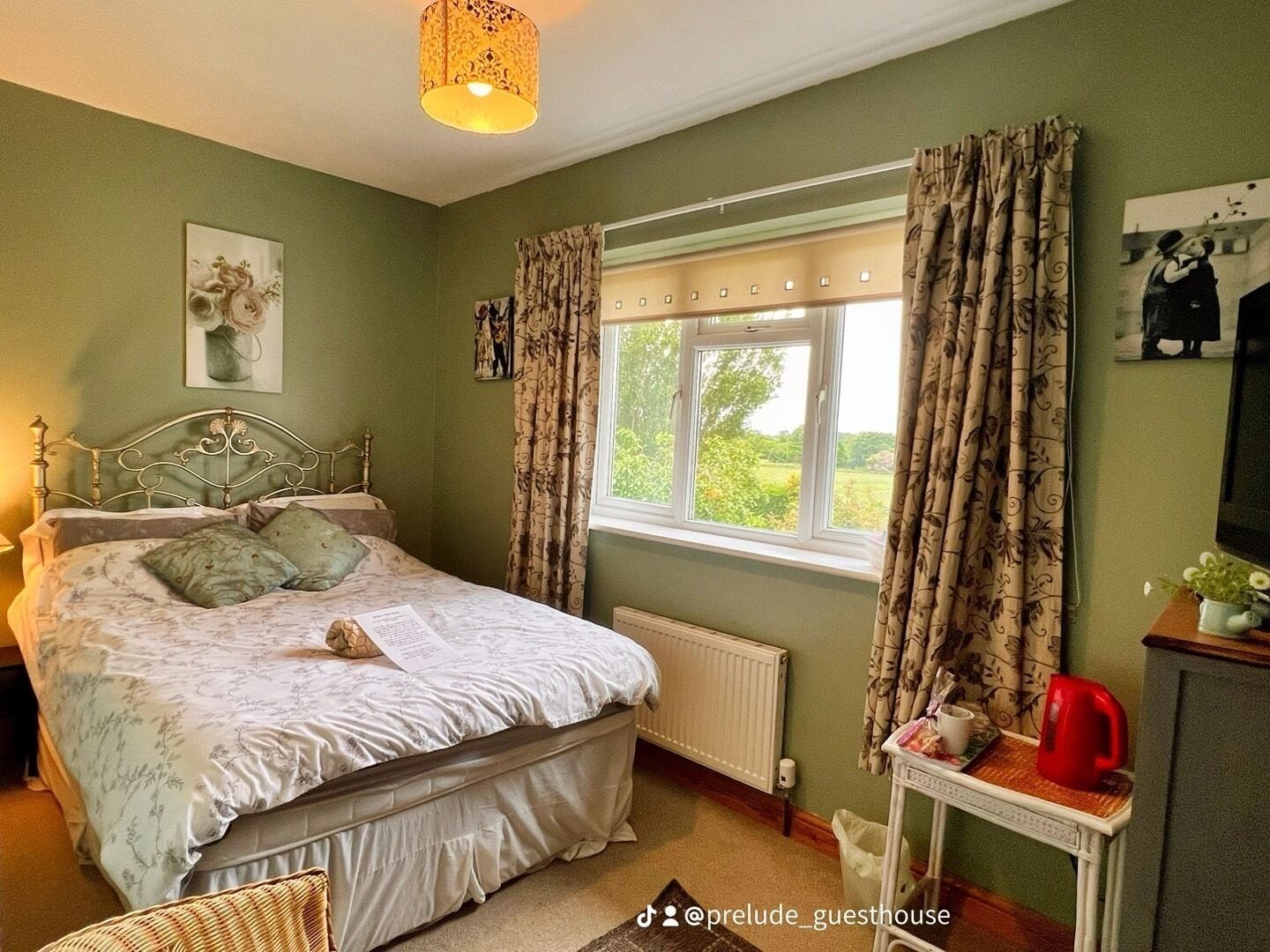 Classic dubbelrum | Arbetsyta för laptop, mörkläggningsgardiner och strykjärn/strykbräda