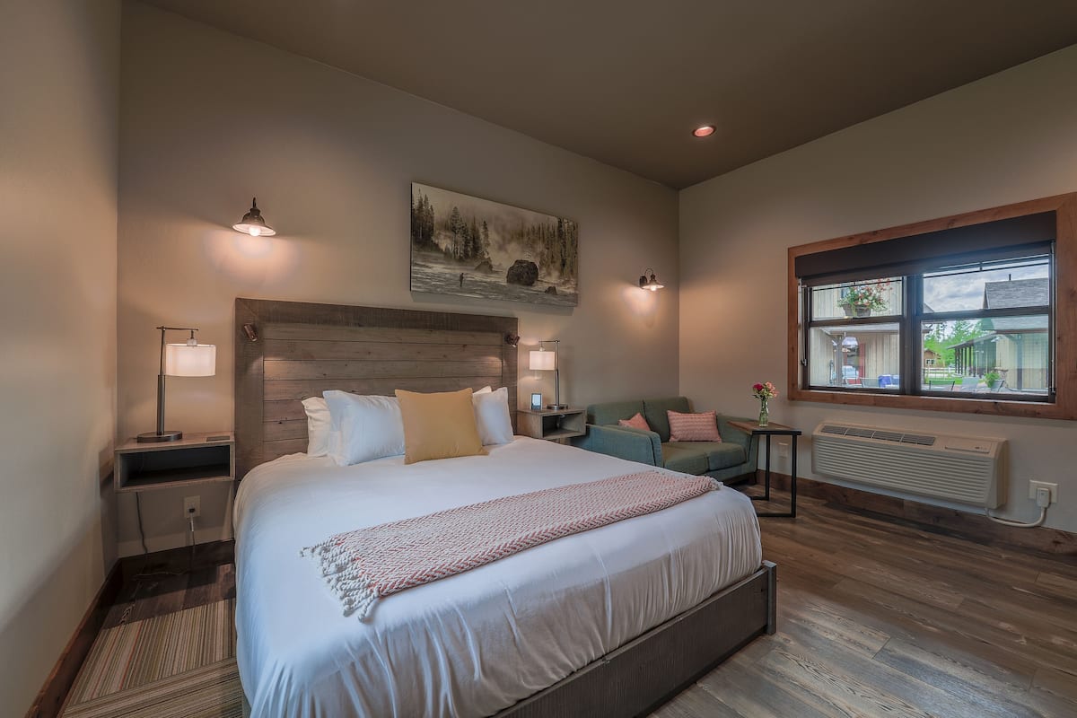 Kamer, 1 kingsize bed | Een kluis op de kamer, een bureau, gratis wifi, beddengoed