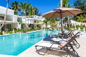 Outdoor pool, open 8:00 AM to 8:00 PM, sun loungers - Louisa Aparthotel Las Terrenas (Las Terrenas)