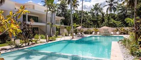 Utendørsbasseng og solsenger