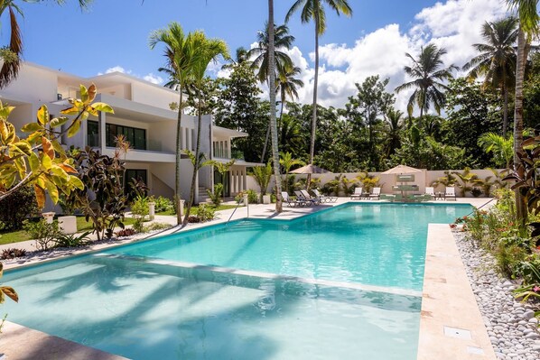 Outdoor pool, open 8:00 AM to 8:00 PM, sun loungers - Louisa Aparthotel Las Terrenas (Las Terrenas)