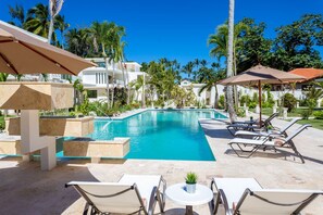 Outdoor pool, open 8:00 AM to 8:00 PM, pool loungers - Louisa Aparthotel Las Terrenas (Las Terrenas)