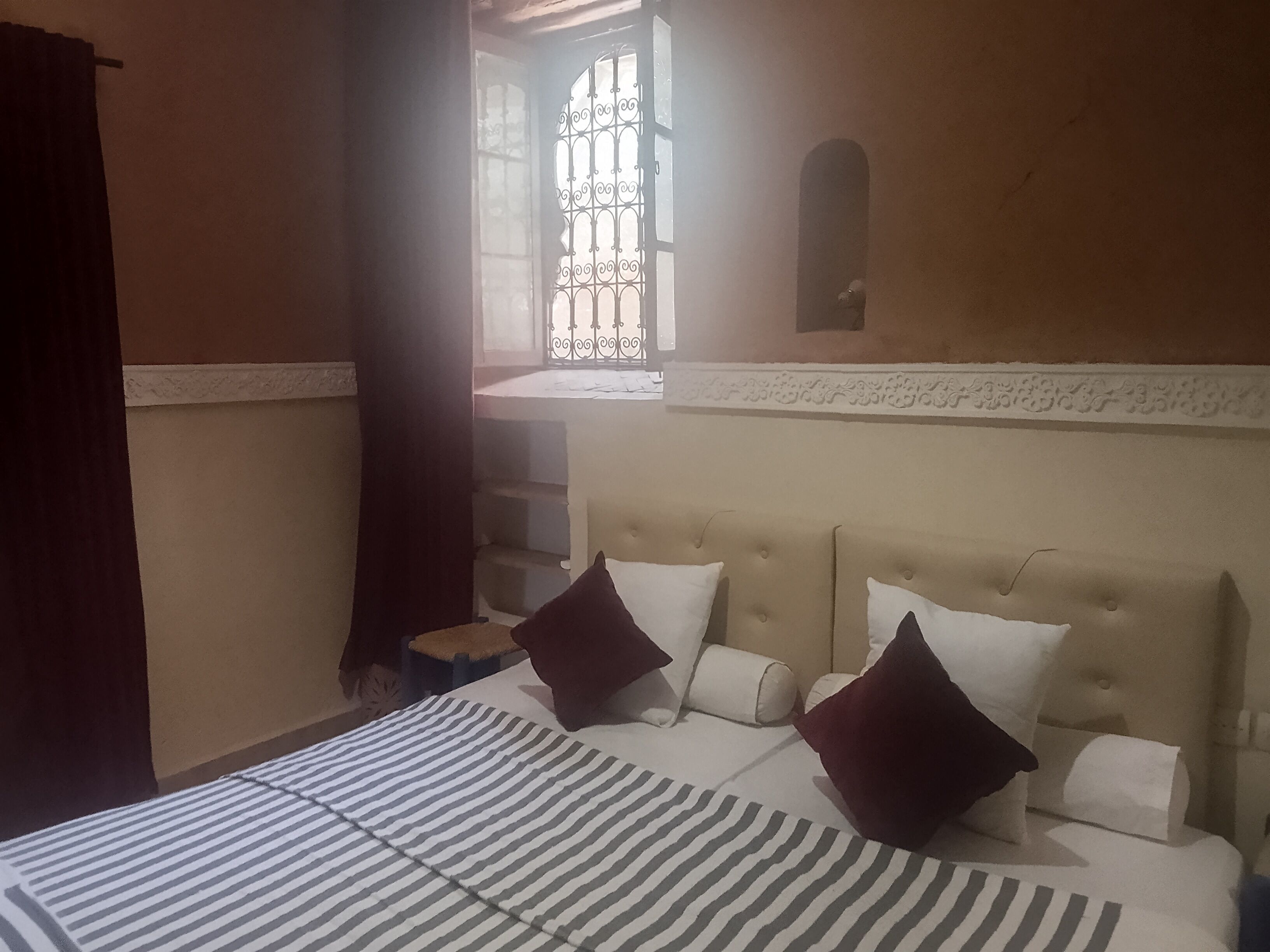 Habitación tradicional con 1 cama doble o 2 individuales | Mobiliario individual, sistema de insonorización, wifi gratis