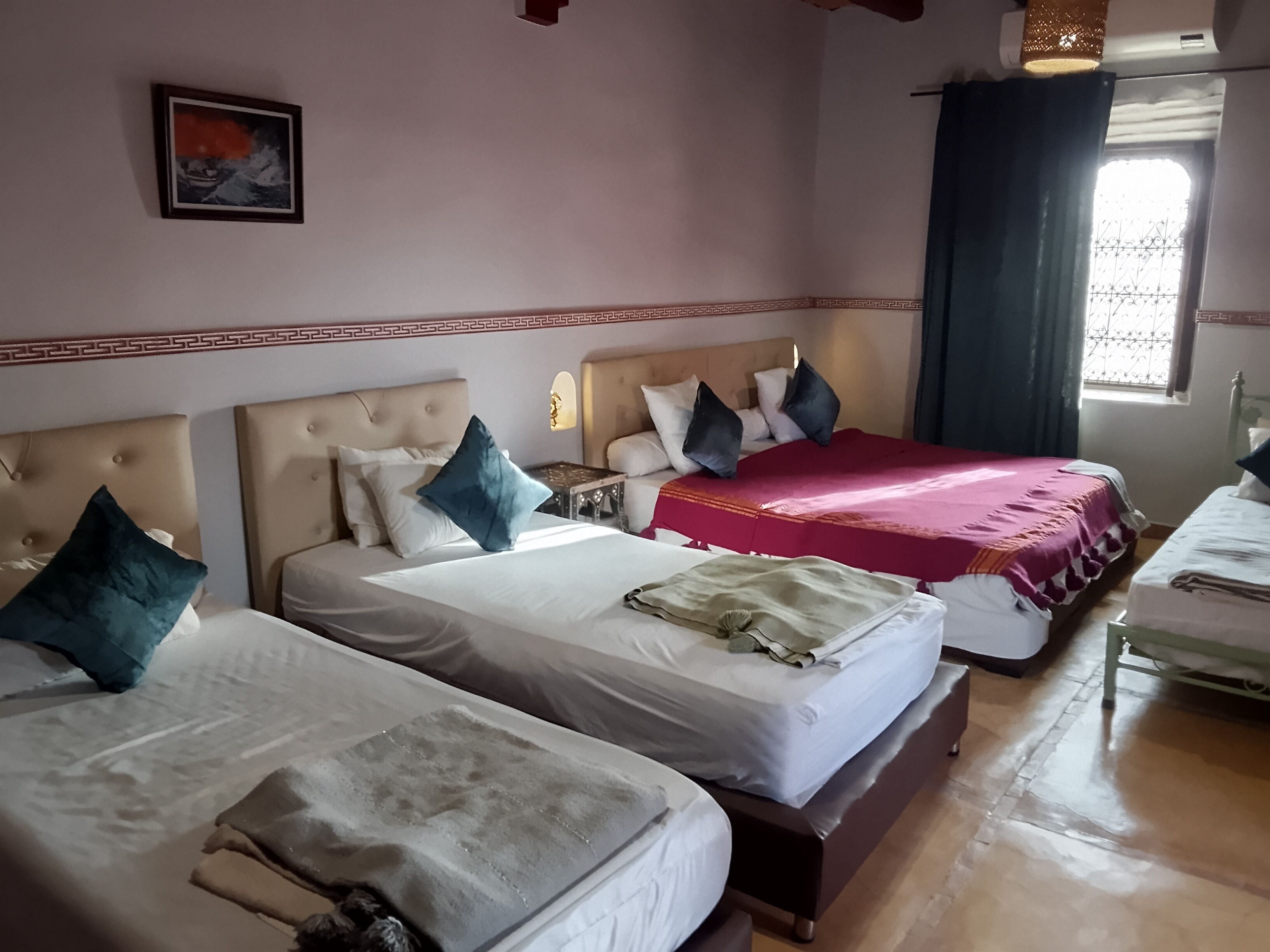 Habitación cuádruple básica | Mobiliario individual, sistema de insonorización, wifi gratis