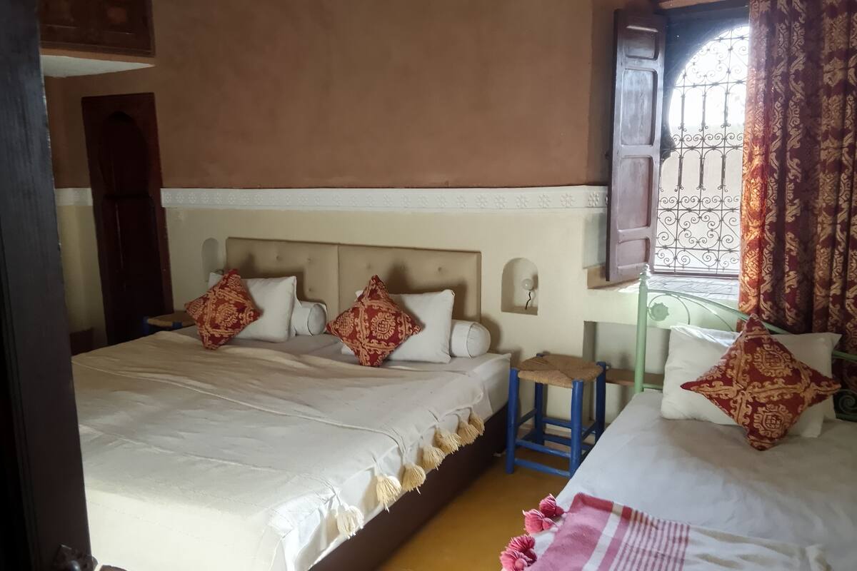 Romantic Triple Room, 1 Bedroom | WiFi (free), individually decorated, individually furnished, bed sheets