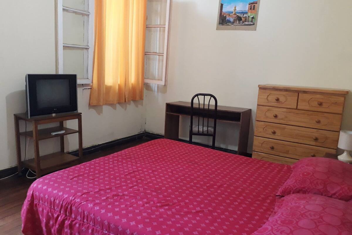 Minibar, escritorio, wifi gratis y ropa de cama