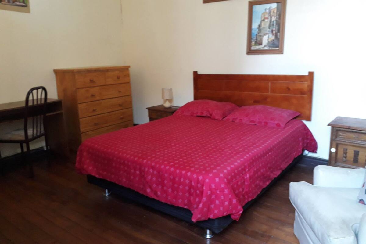Minibar, escritorio, wifi gratis y ropa de cama