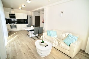 Appartement Exclusif, vue piscine | Coin séjour | Télévision à écran plat