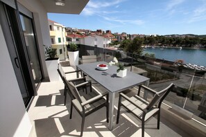 Appartement exclusif, vue sur la mer | Balcon