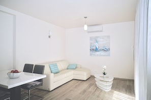 Exclusive Apartment, Sea View | In-room safe, individually decorated, individually furnished, desk - Villa Aquamarie (Trogir)
