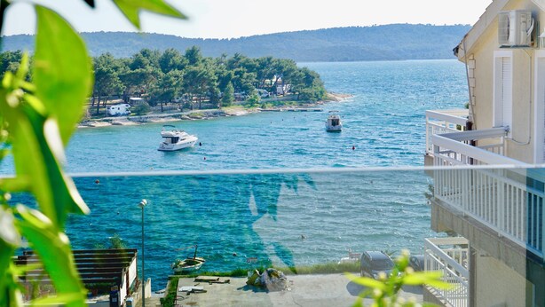 A waterfront property with a view of the sea, a boat dock, and a building with a balcony. - Villa Aquamarie (Trogir)
