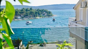 A waterfront property with a view of the sea, a boat dock, and a building with a balcony. - Villa Aquamarie (Trogir)