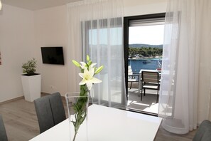 Exclusive Apartment, Sea View | In-room dining